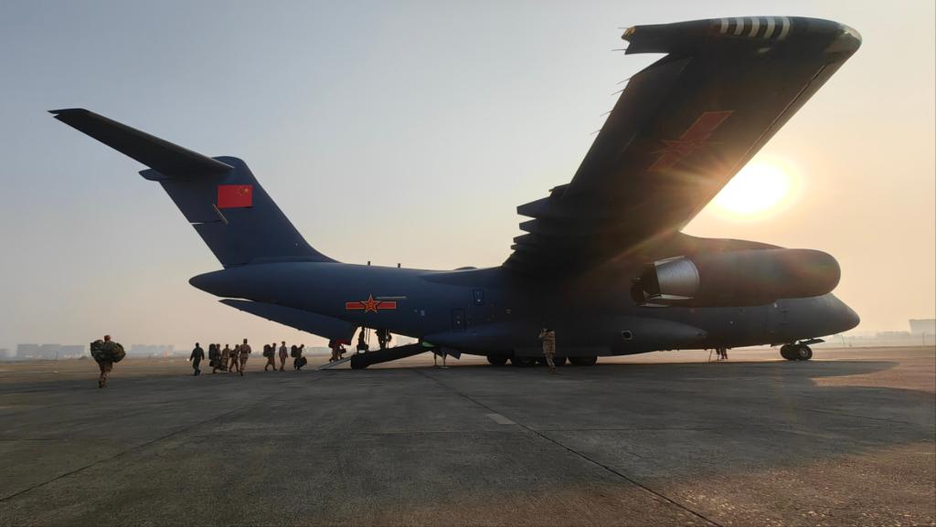 西部战区应急指挥组搭乘运-20赶赴甘肃抗震救灾一线