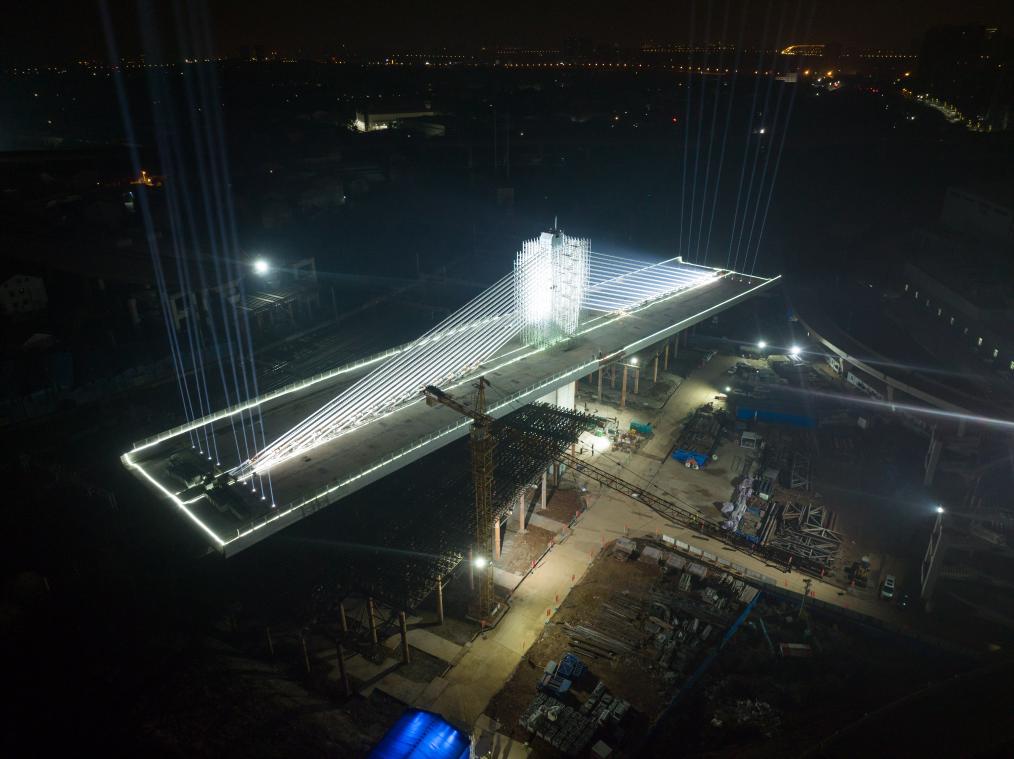 武漢濱湖路跨京廣鐵路矮塔斜拉橋成功轉體