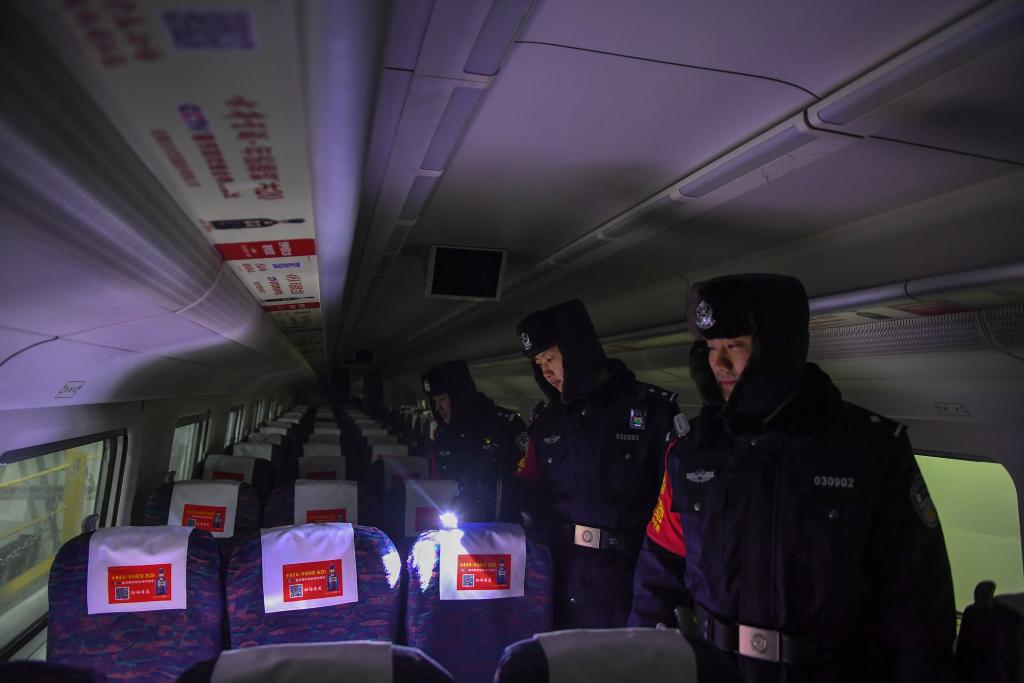 新华全媒+丨寒夜，为高铁保驾护航