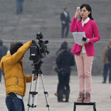 女记者登梯准备出镜