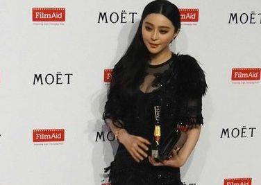 范冰冰性感出席晚宴 穿黑透视礼服晒美腿