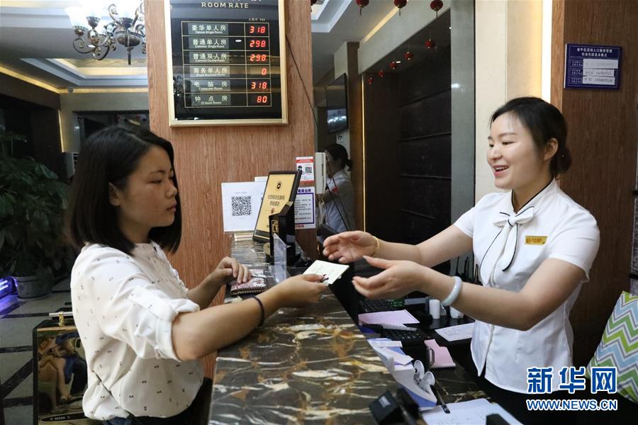 (十九大时光·图文互动)(5)民生美景令人憧憬 美好生活召唤奋斗——来自基层蹲点现场的报道