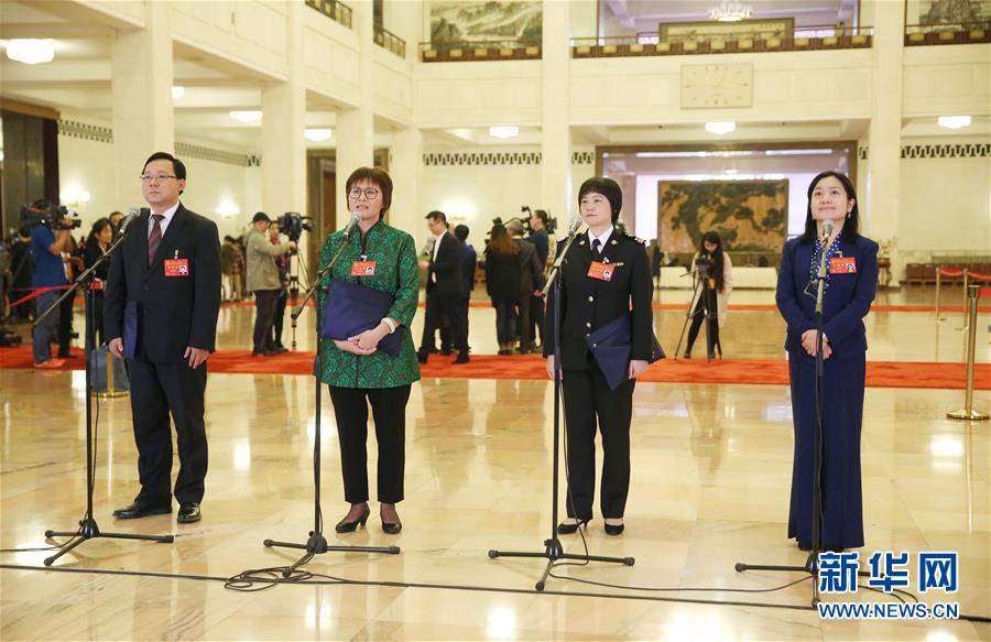 （十九大&middot;党代表通道）（19）采访党代表