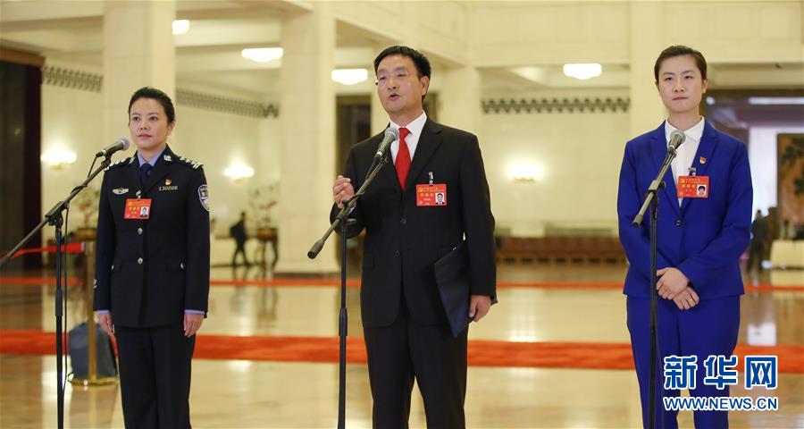 （十九大&middot;党代表通道）（24）采访党代表