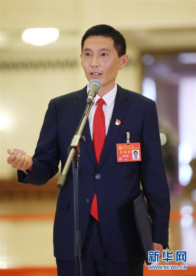 （十九大&middot;党代表通道）（27）采访党代表