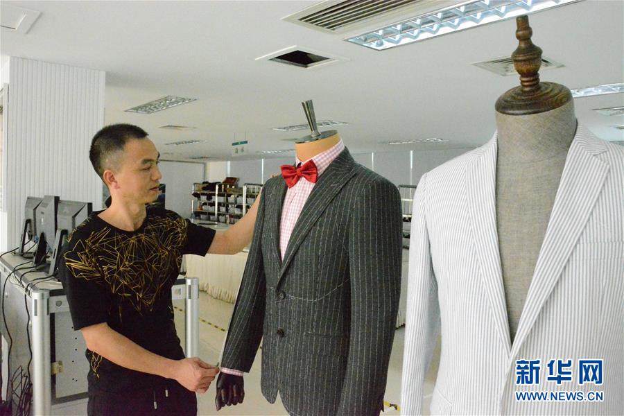 （十九大时光·图文互动）（3）锐意进取，埋头苦干，向着伟大目标奋力前行——来自基层蹲点现场的报道 