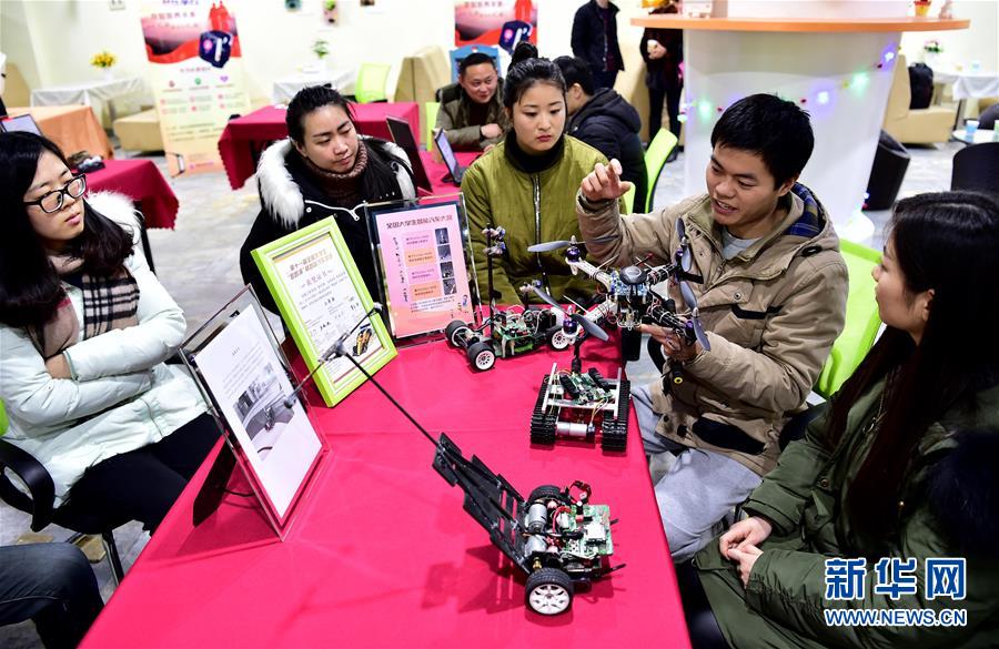 （新华全媒头条&middot;十九大特别报道&middot;图文互动）（6）高擎习近平新时代中国特色社会主义思想伟大旗帜&mdash;&mdash;中国共产党第十九次全国代表大会巡礼