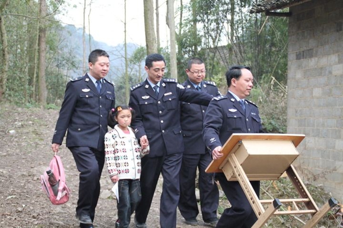贵州：交警大队的35个“孩子”