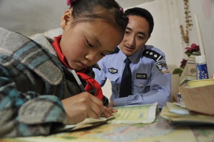 贵州：交警大队的35个“孩子”