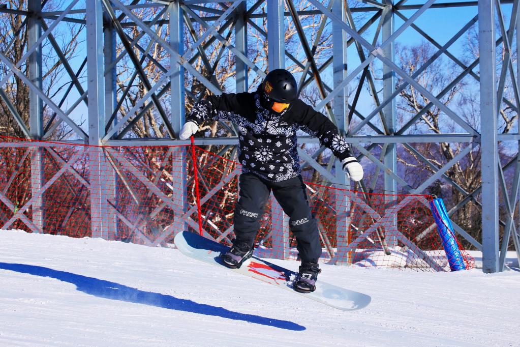 落实‘双减’政策的第一个寒假 哈尔滨市不少中小学生选择参与冰雪运动