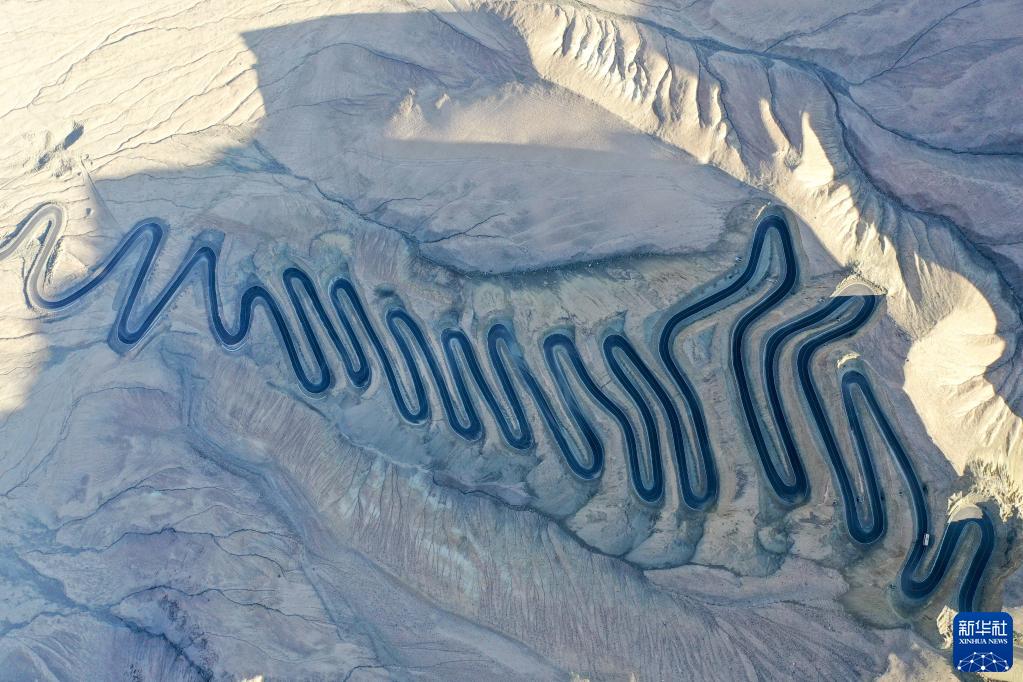 穿越“三山”环抱“两盆”——新疆交通平面扫描[组图]