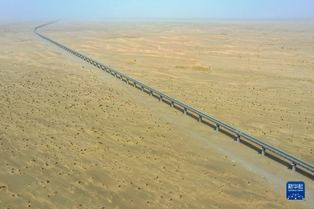 摩鑫在线首页世界首条环沙漠铁路是如何“炼”成的？