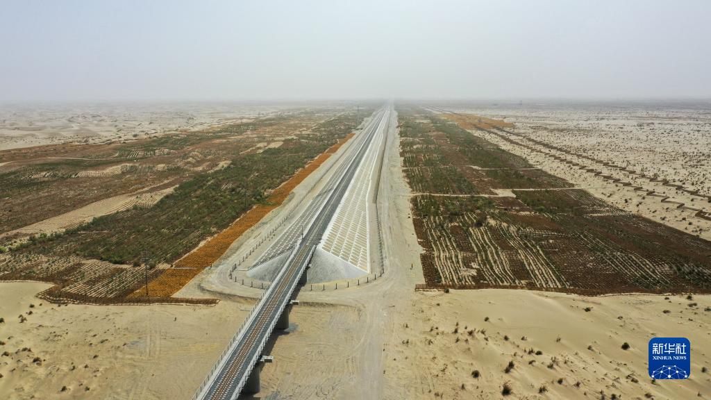 摩鑫在线首页世界首条环沙漠铁路是如何“炼”成的？