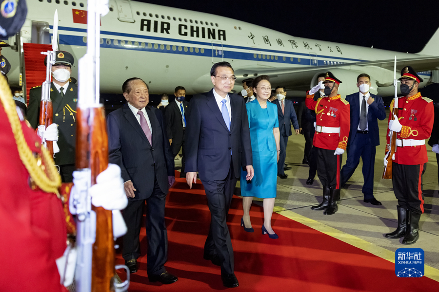 李克强抵达金边出席东亚合作领导人系列会议并对柬埔寨进行正式访问