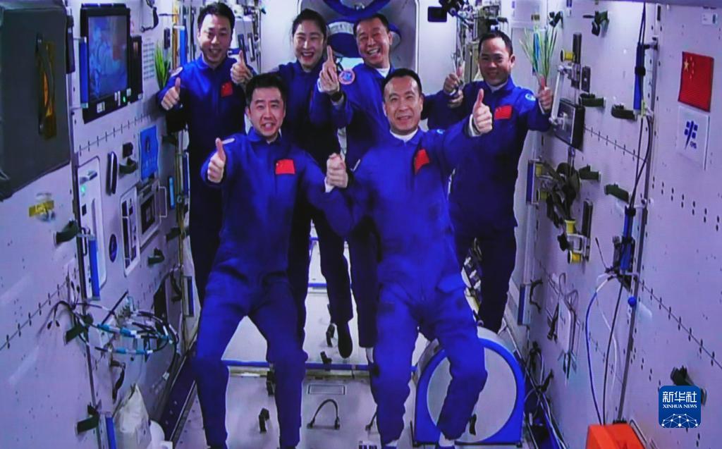 神舟十五号3名航天员顺利进驻中国空间站 两个航天员乘组首次实现“太空会师”(图2)