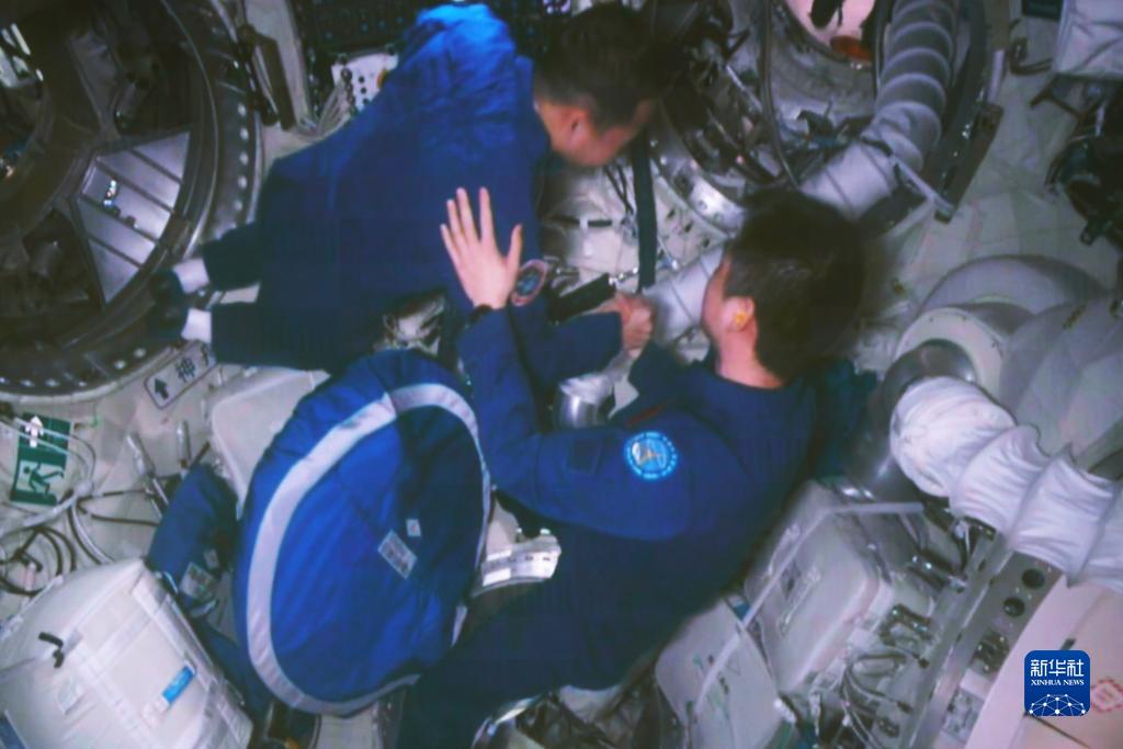 神舟十五号3名航天员顺利进驻中国空间站 两个航天员乘组首次实现“太空会师”(图3)
