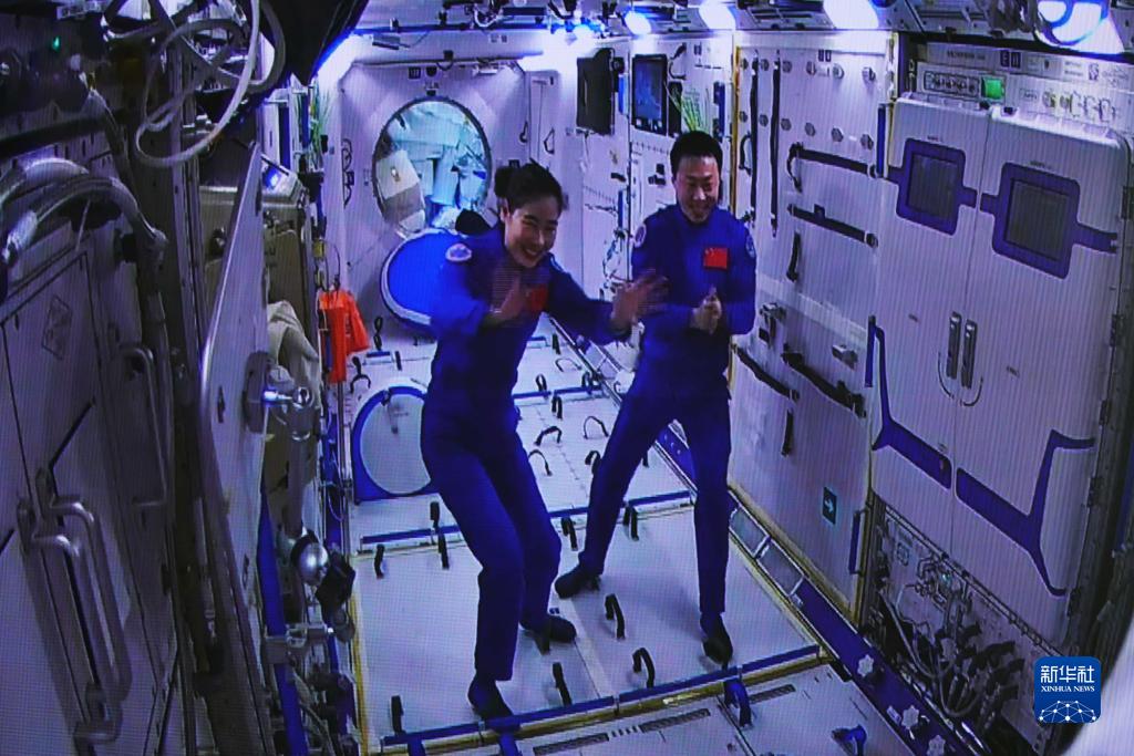 神舟十五号3名航天员顺利进驻中国空间站 两个航天员乘组首次实现“太空会师”(图4)