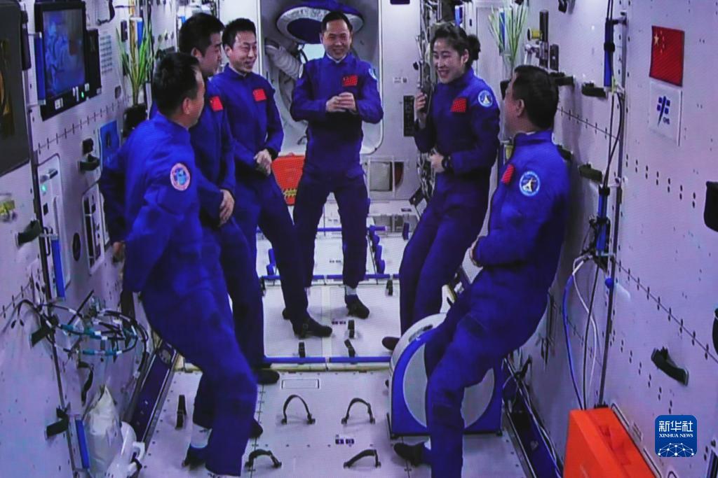 神舟十五号3名航天员顺利进驻中国空间站 两个航天员乘组首次实现“太空会师”(图7)