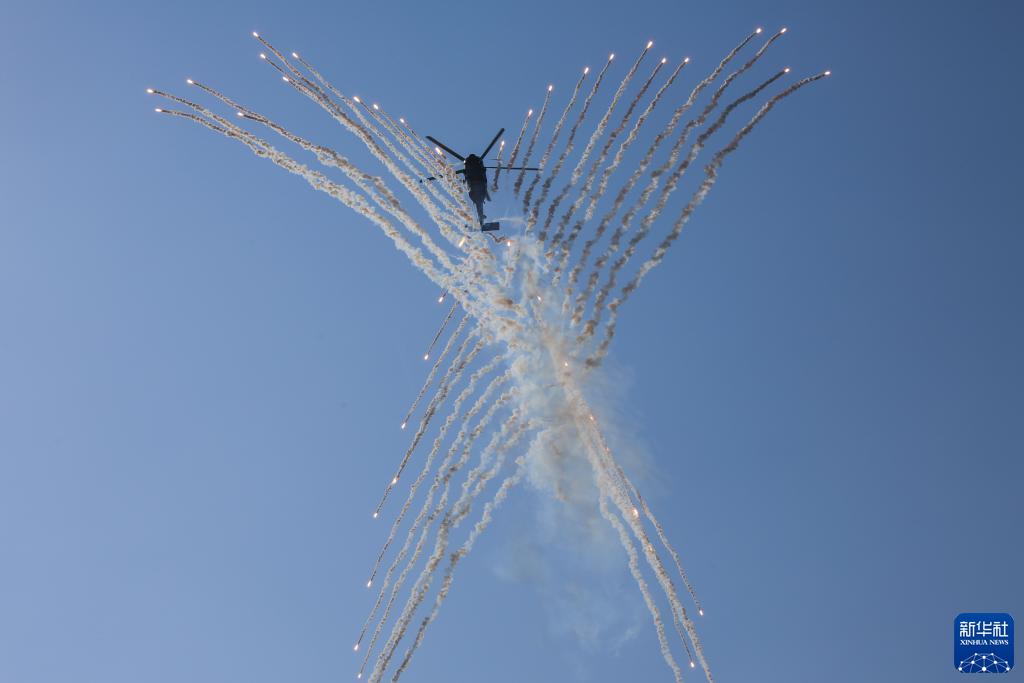 直-20，我终于能和你照个相啦！”-新华网