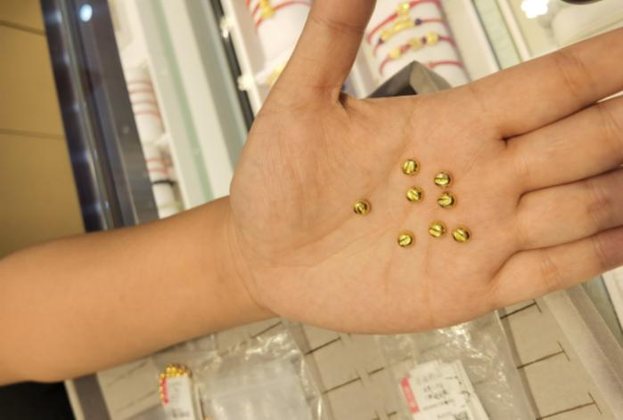 日子调查｜每月买一颗，年轻人迷上“攒金豆”？