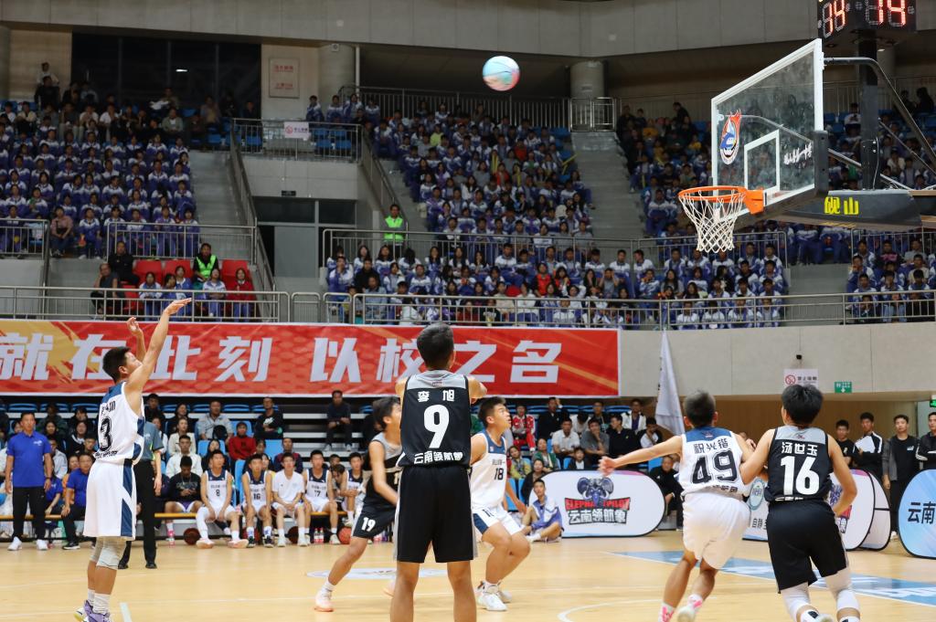 云南校园篮球超级联赛揭幕战，队员们牵