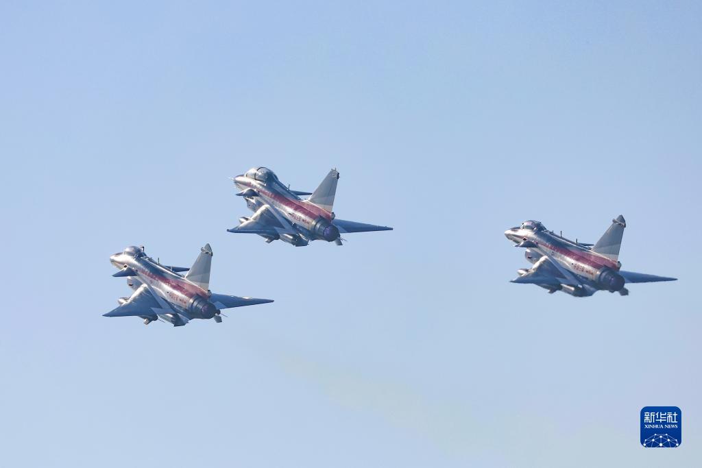 空军八一飞翔表演队应邀参加第十八届迪拜航空展