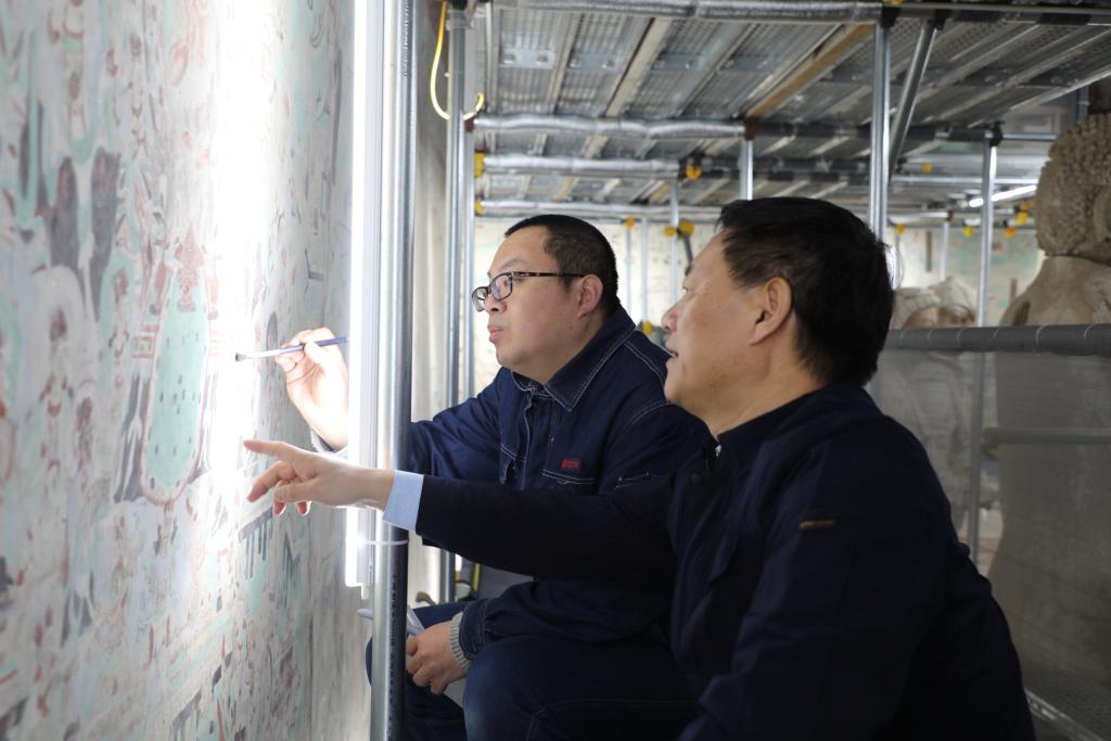 代表委员与中华文化瑰宝的故事丨汪万福代表：像给小孩打针一样，修复敦煌病害壁画