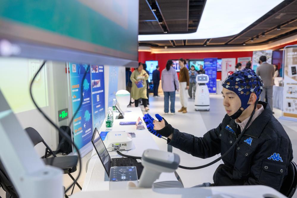 两会新华鲜报丨“接”入未来！脑机接口首入政府工作报告