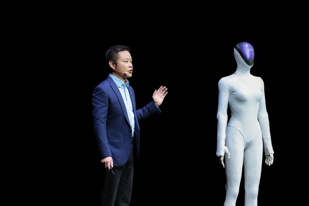 两会看“新”丨人形机器人，从“会表演”加速迈向“能干活”