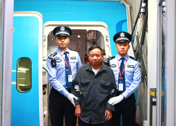 “红通人员”、瑞金市原扶贫和移民办主任曾能贵被引渡回国.jpg