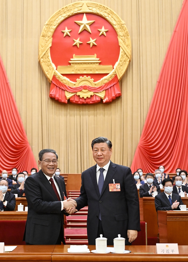 习近平同李强握手