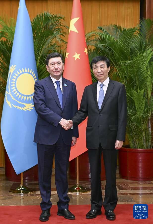 王沪宁会见哈萨克斯坦议会下院议长科沙诺夫(图1)