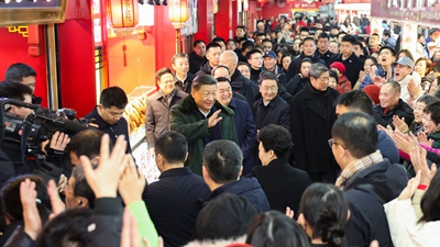 习近平察看春节市场供应：希望你们的生活像糖果一样甜甜美美