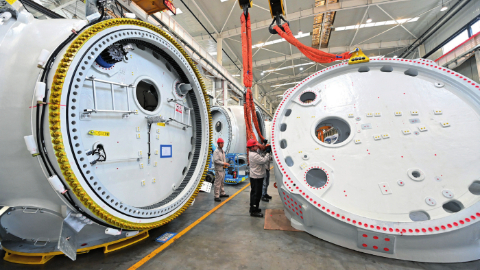 坚持把发展经济的着力点放在实体经济上