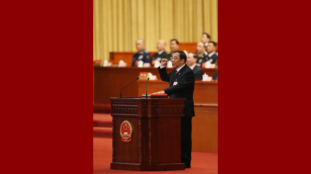 国家监察委员会主任杨晓渡进行宪法宣誓