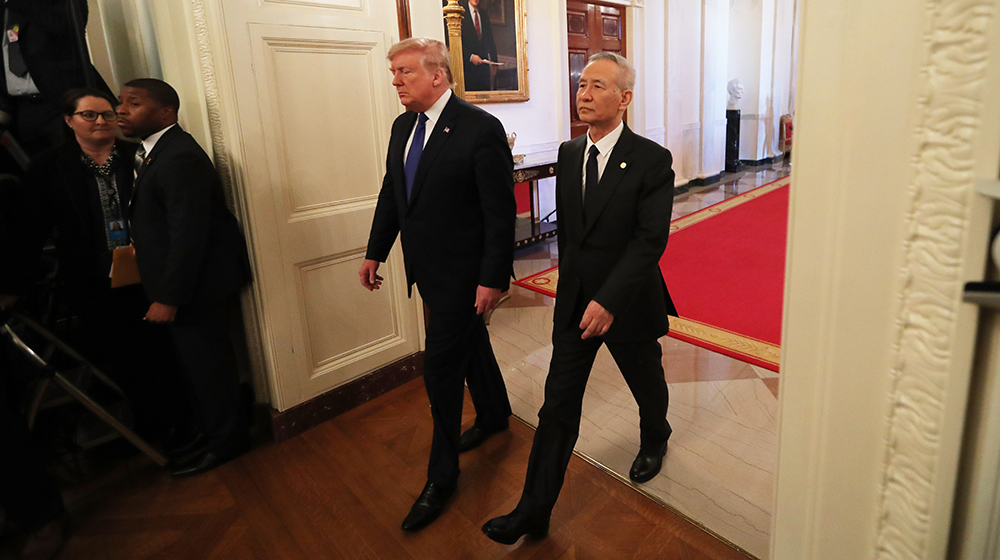刘鹤与特朗普步入白宫东厅
