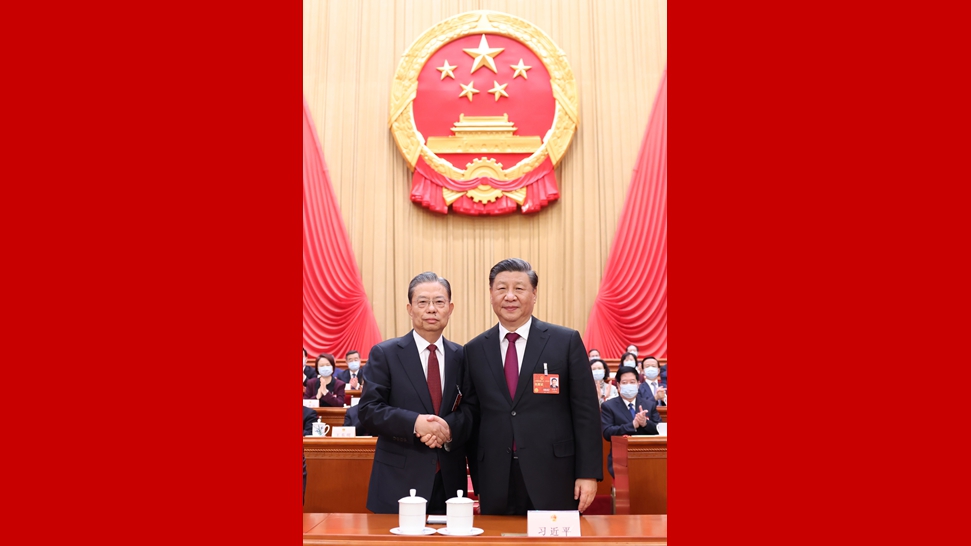 习近平同新当选的全国人大常委会委员长赵乐际握手