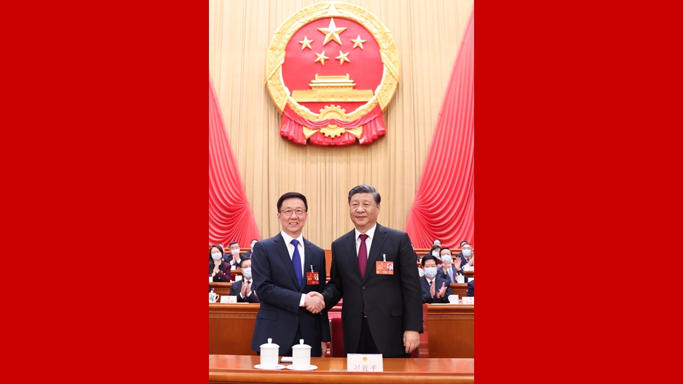 习近平同新当选的国家副主席韩正握手