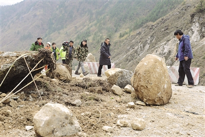 央视新闻工作者深入抗震救灾一线：用镜头凝聚力量