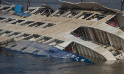 “东方之星”已露出顶部