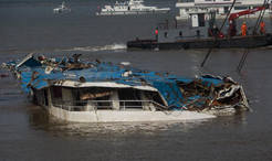 长江“东方之星”完全扶正