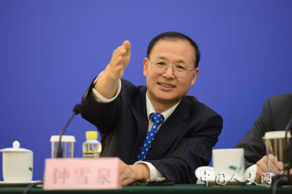 新闻发布会主持人、全国人大常委会办公厅新闻局副局长钟雪泉