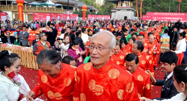 西安万人聚会举行金婚大典 150对老人携手走红毯