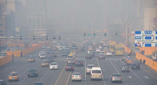 中国北疆再遭雾霾侵袭 哈尔滨发布重度污染预警