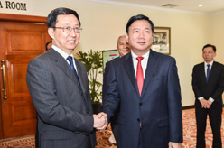 韩正同越共中央政治局委员、胡志明市市委书记丁罗升举行会谈