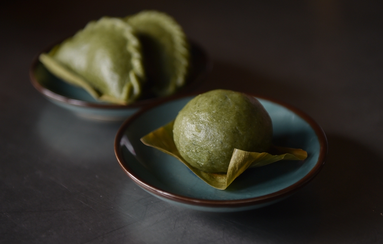 捣青草为汁 和粉作青团