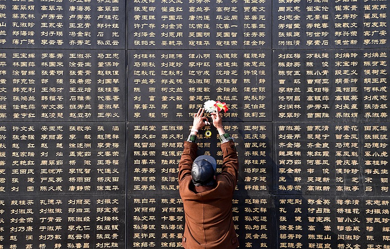 地震墙前寄哀思
