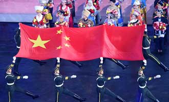 旗手护送中华人民共和国国旗入场