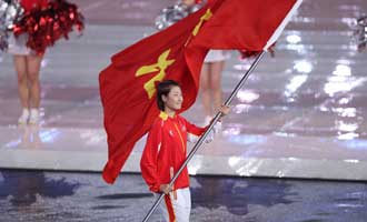 北京代表团旗手丁宁在运动员入场仪式上