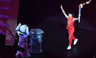 &ldquo;津娃&rdquo;手持火炬向主火炬塔跑去